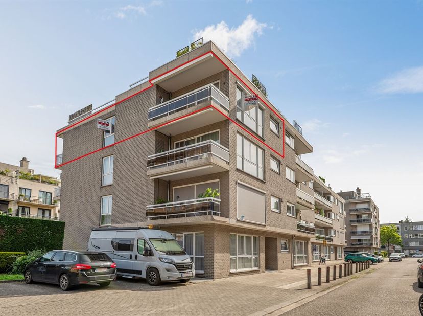 Ligging: Het appartement is rustig gelegen op de groene Linkeroever, met winkels, scholen, openbaar vervoer en recreatiemogelijkheden in de onmiddelli