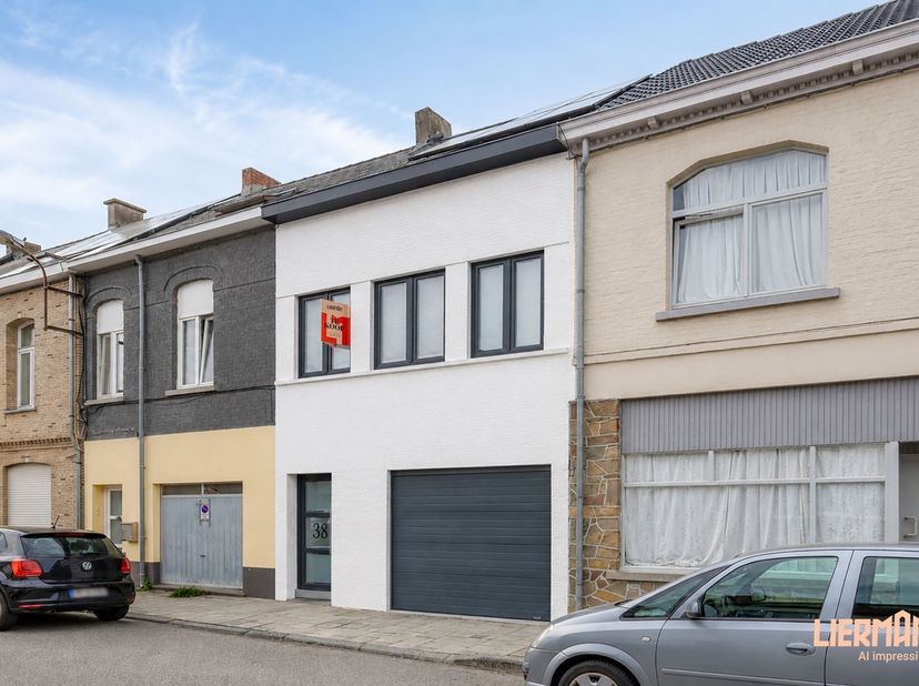 Deze charmante woning is gelegen op een strategisch gunstige locatie, met alle voorzieningen in de nabijheid, zoals scholen, winkels en openbaar vervo