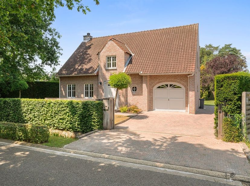 Ruime vrijstaande villa met 4 slaapkamers, poolhouse en grote garage<br />
Op een rustige en residentiële locatie in Halle-Zoersel bevindt zich deze v