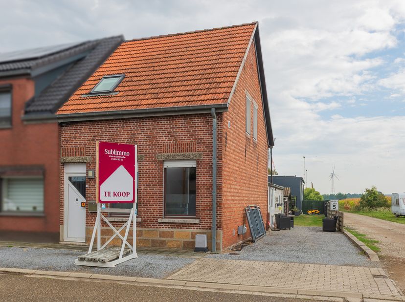 Halfopen woning op een perceel van 532 m² met ruime garage/werkplaats.<br />
<br />
Deze op te frissen woning in Vorst-Laakdal is gelegen op een perce