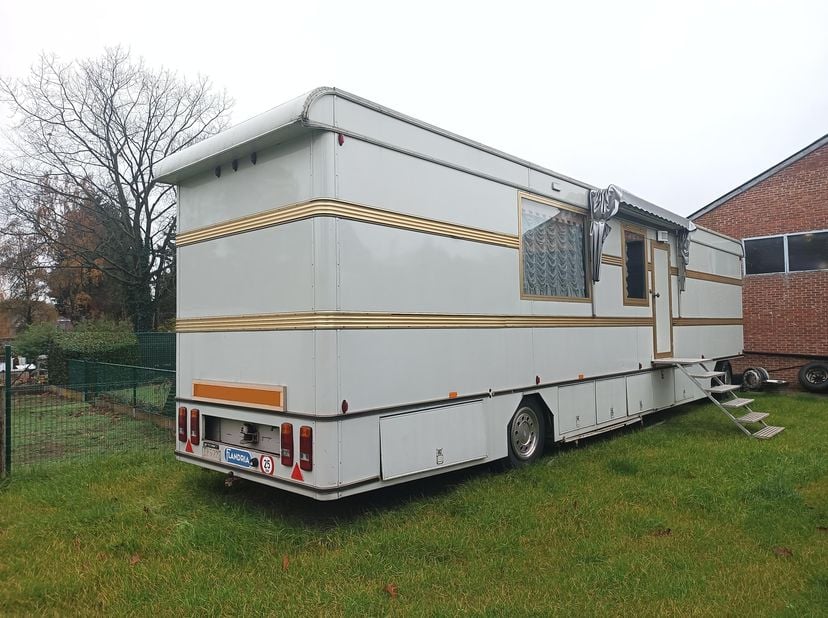 ZONDER GROND<br />
<br />
Authenthieke kermis woonwagen<br />
Salonwagen caravan<br />
<br />
Vaatwasmachine, koelkast, diepvries, wasmachine, ... <br