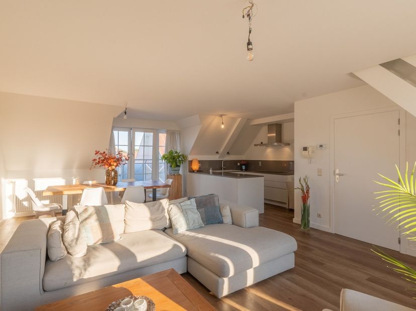 Bijzonder ruim en mooi appartement, gelegen in een gebouw van 2005 te Knokke-Westkapelle. Het appartement is volledig asbestveilig, het voldoet aan de