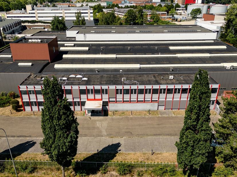 Sasstraat 1, Hasselt (België)<br />
recent gerenoveerd en onmiddellijk instapklaar<br />
<br />
Deze ruime en goed uitgeruste KMO-unit van 356 m² is
