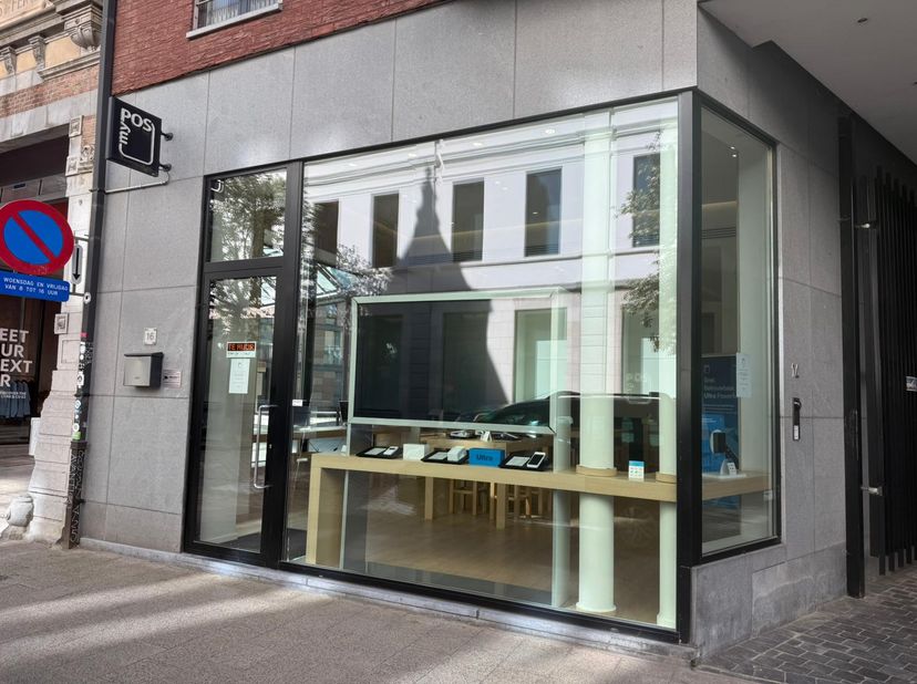 Emplacement idéal, à 300 mètres de la Groenplaats, dans une rue latérale de la Nationalestraat.  Parking payant à proximité.<br />
Disponible à partir