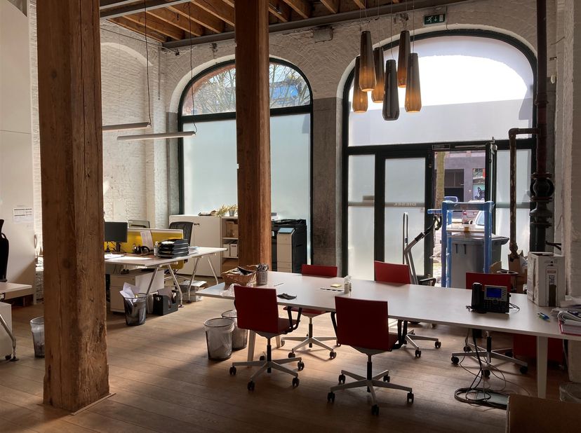 Showroom / Kantoor 466 m² op de gelijkvloerse te huur op 'Het Eilandje'<br />
ook op de -1 : 183m² beschikbaar <br />
- uniek zicht<br />
- lift<br />