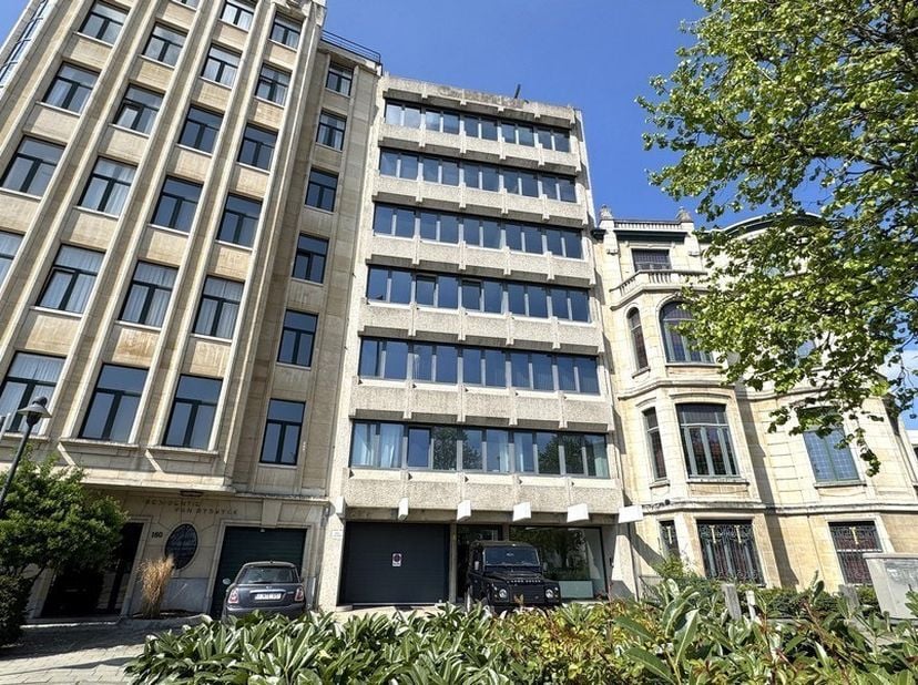 160m² de bureaux dans un immeuble de bureaux représentatif<br />
Emplacement : à proximité de la sortie E17 et facilement accessible via l'A12 ; arrêt