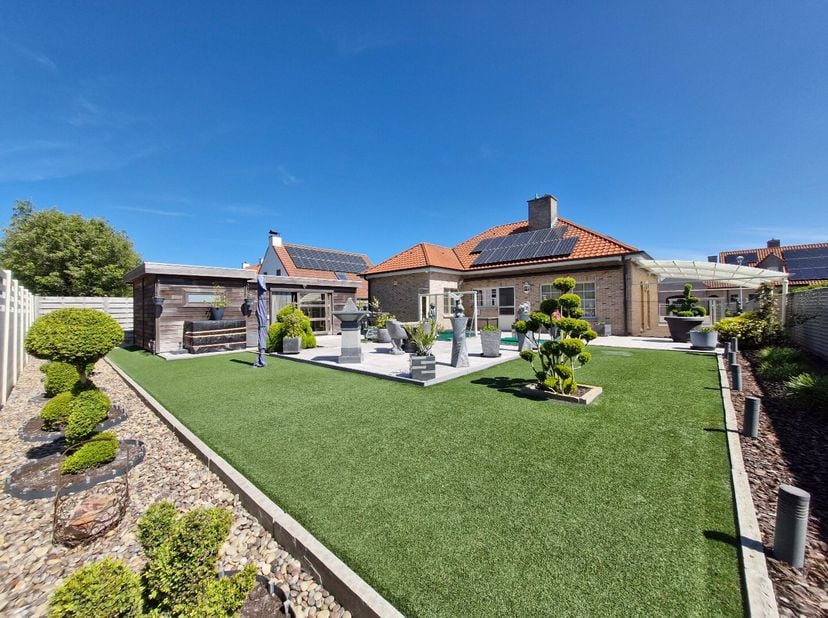Op een perceel van 638 m² bevindt zich deze klassevolle villa, gelegen in een rustige villawijk te<br />
Knokke-Heist. De lichtrijke woonruimtes biede