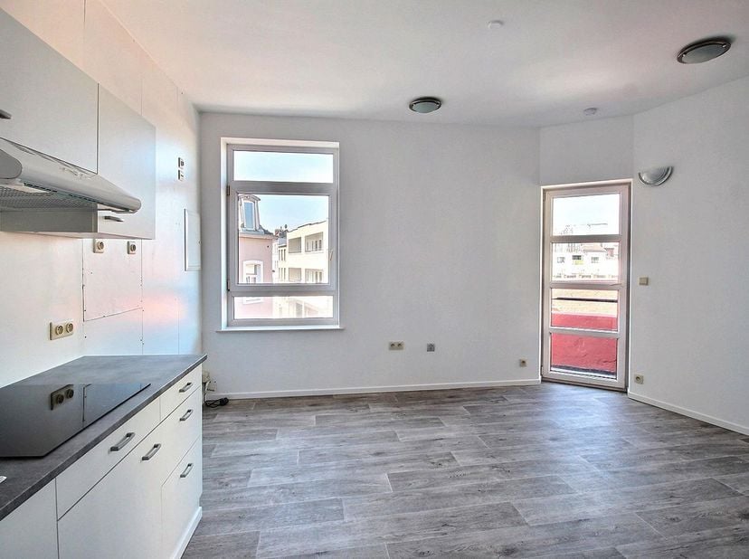 Molenbeek: Studio avec terrasse à louer ! Il se compose d'une pièce à vivre avec une cuisine récente et équipée (meuble, hotte, taque électrique, simp