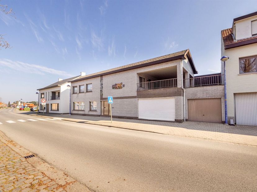 Woning met 5 slaapkamers, handelsruimte, garage en terras te Houtvenne. <br />
Via de lichte inkomhal betreden we deze woning, waar meteen een gevoel