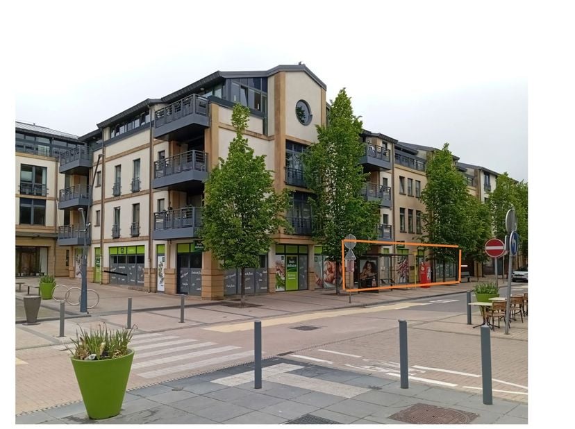 Magnifique surface commerciale polyvalente de +-120m2+ cave de +-30 m² et 2 parkings intérieurs, à louer en plein coeur d'Arlon.Cette surface est livr