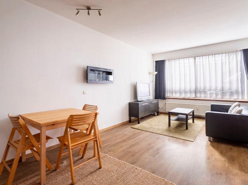 Op een zeer gunstige ligging, pal in de Theaterbuurt, bevindt zich dit volledig gemeubelde studioappartement op de eerste verdieping vlak aan het Thea