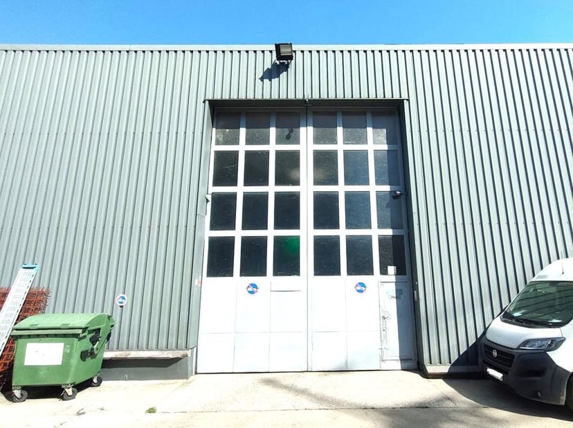 UNIQUE A OVERIJSE ! <br />
<br />
Idéal pour stockage et Atelier<br />
<br />
SITUATION :  <br />
- Sur la Brusselsesteenweg, proche de chez Colora, a