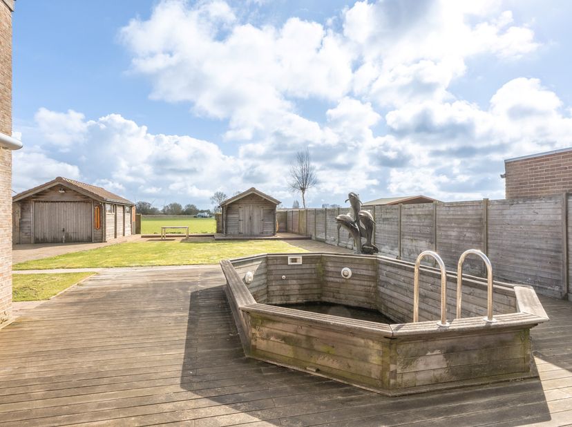 Alleenstaande woning op een prachtig perceel van maar liefst 847 m² met een optimale zuidwest oriëntatie. Op het perceel zijn er 2 garages (waarvan 1