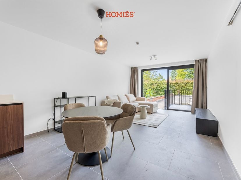 Dit prachtige gerenoveerd éénslaapkamerappartement is gelegen op een toplocatie net buiten het centrum van Leuven, op slechts een steenworp afstand va