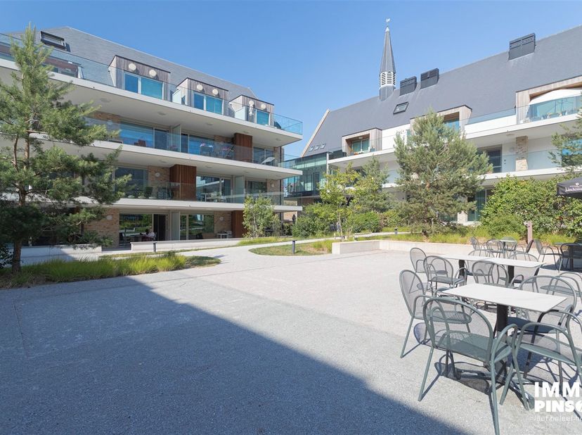 Appartement service à vendre – Clarenhof Nieuport<br />
Appartement service lumineux au 2e étage (bloc B) de la résidence Clarenhof à Nieuport. Il co