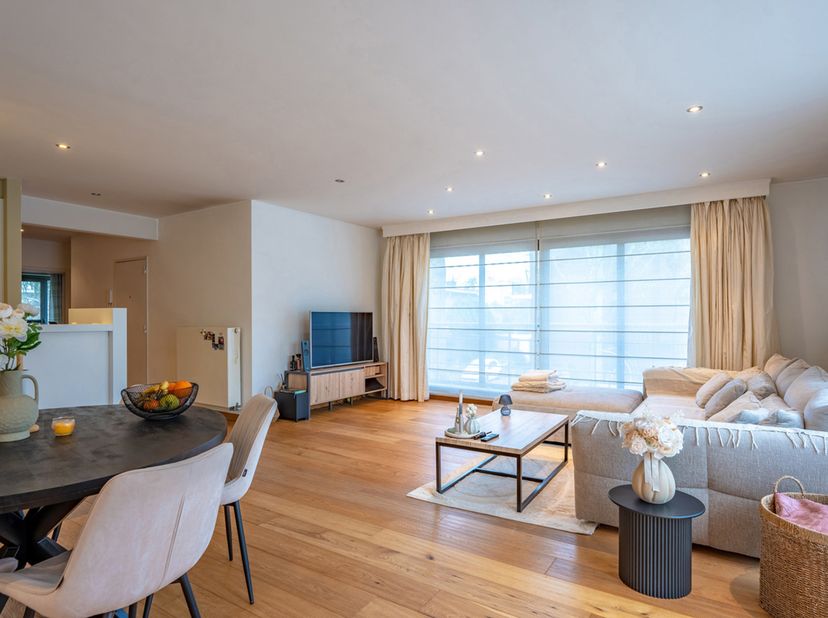 Verzorgd hoekappartement op een uitstekende locatie, met veel natuurlijk licht.<br />
De ruime leefruimte sluit aan op een volledig uitgeruste open ke