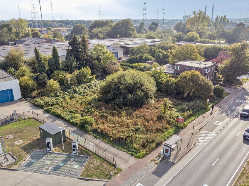 Deze bouw-/projectgrond beschikt over een commercieel interessante ligging op de Antwerpseweg in Geel. Zowel de E313 als het centrum en de Ring van Ge