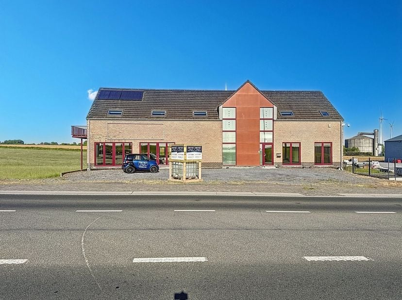 Havay  Immeuble mixte (±654 m²) avec parkings (avant et arrière pour minimum 15 véhicules), ascenseur et avec haute visibilité le long de la N6<br />