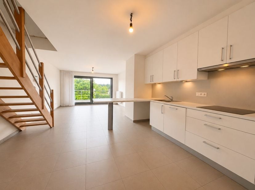 Bent u op zoek naar een instapklaar appartement met een ruime indeling, veel lichtinval en een uitstekende energiescore? Dan is dit verzorgde duplex a