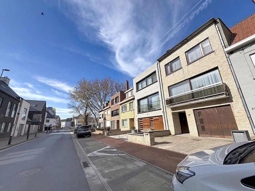 In de Westkapellestraat bevindt zich deze ruime rijwoning met tal van mogelijkheden, ideaal voor wie op zoek is naar een gezinswoning met buitenruimte