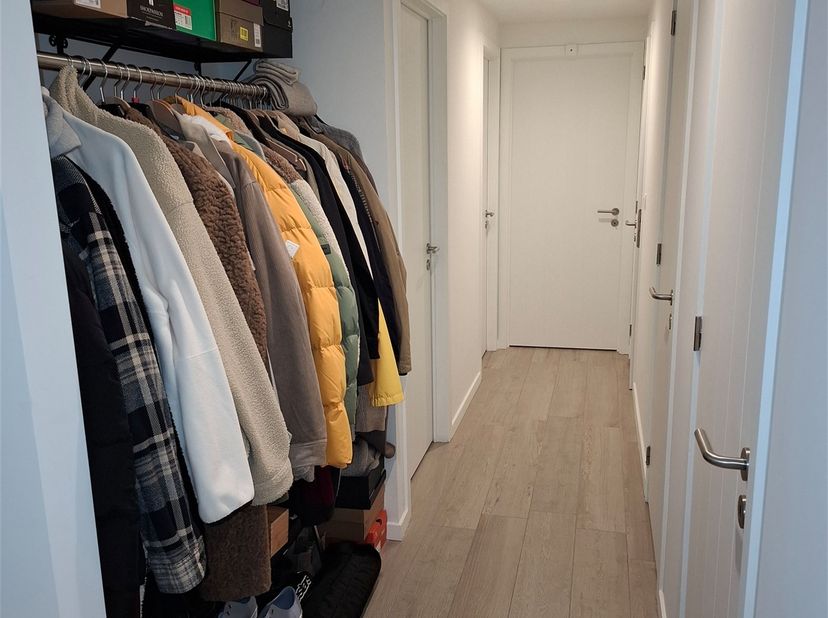 Bienvenue dans ce magnifique appartement moderne et confortable de 116 m² situé à Lier. Ce logement spacieux et lumineux offre un mélange idéal entre