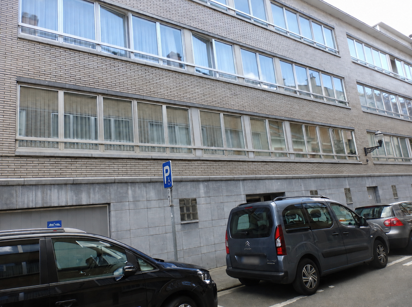 ! Une visite peut uniquement être demandée via notre site web : www.hetwoonburo.be !<br />
Appartement soigné situé au 1er étage, bénéficiant d’un emp