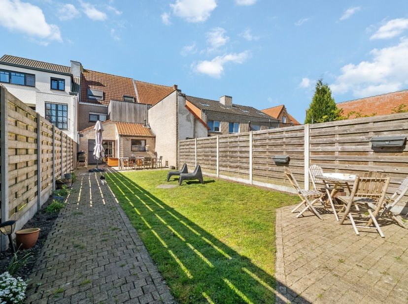Instapklaar ruim woonhuis met zonnige tuin en grote garage met uitweg achteraan.<br />
<br />
Indeling:<br />
<br />
Inkomhal met afzonderlijk toilet