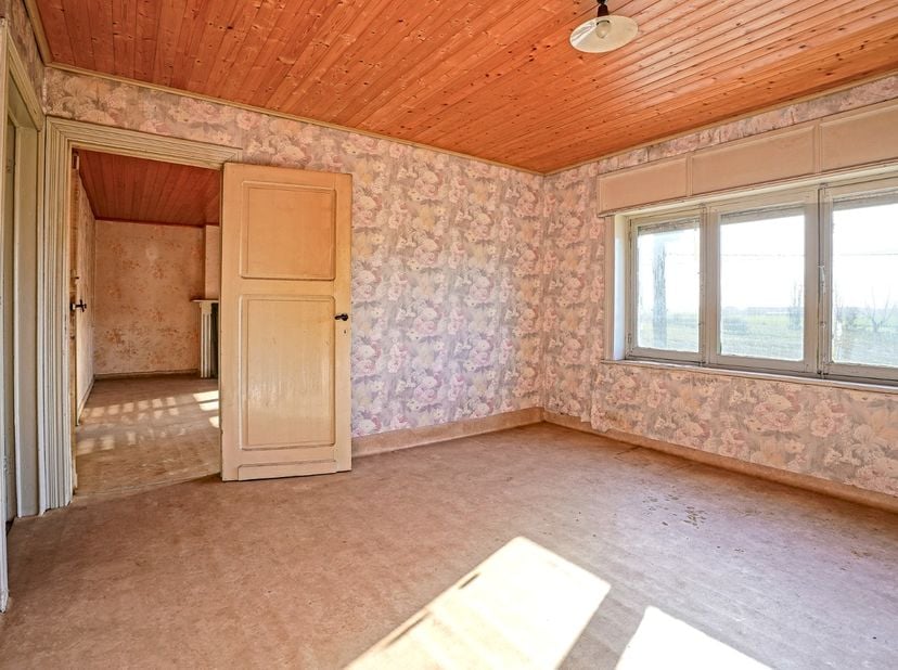 Te renoveren woning met 5 slaapkamers op 8.102 m²  te Diksmuide!<br />
<br />
In de deelgemeente Keiem bevindt zich deze woning met prachtig open zich