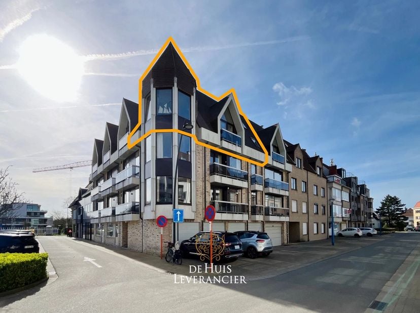 <br />
Bienvenue dans ce charmant appartement en duplex situé au troisième étage (accessible par ascenseur) le long de la célèbre Zeelaan à Coxyde. Vo
