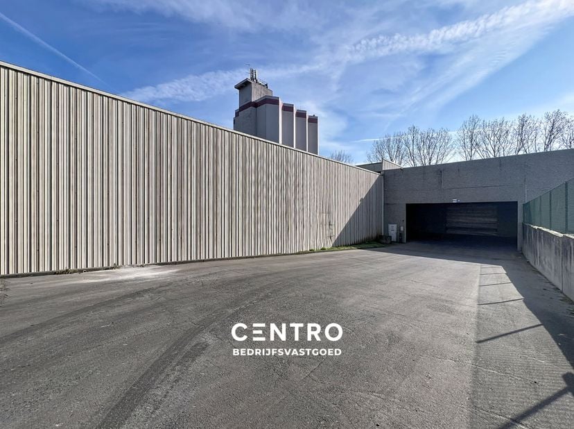 Benaderende bruto-AFMETINGEN:&amp;nbsp;<br />
Magazijn: 600m²&amp;nbsp; (30x20m).<br />
Ruim verhard gemeenschappelijk parkeerterrein met slagboom.<br />
<br