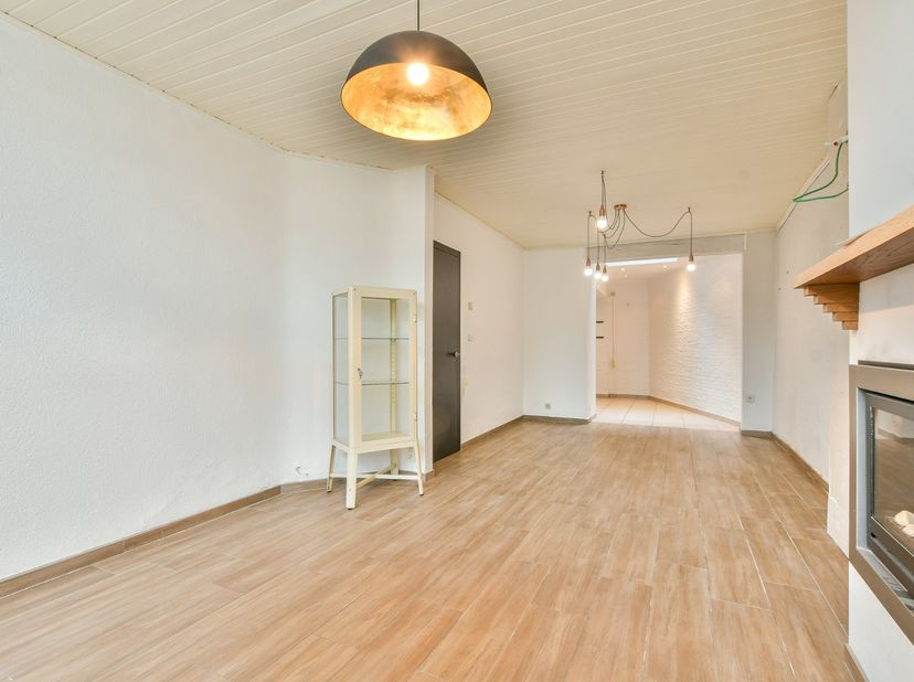 In het centrum van Blankenberge, op wandelafstand van winkels, openbaar vervoer en de zeedijk, bevindt zich deze charmante en deels gerenoveerde rijwo