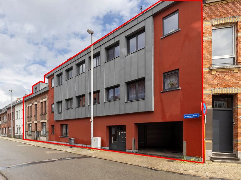 Opbrengst eigendom bestaande uit 10 appartementen en garage (500m²) met 12 parkings. <br />
<br />
Dit appartementsgebouw bestaat uit 2 gebouwen die