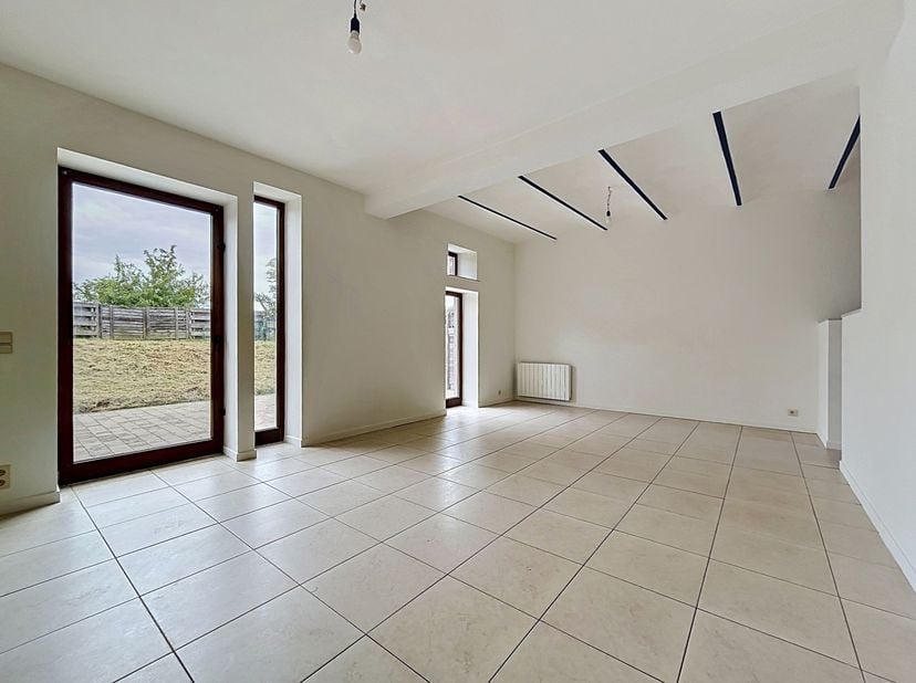 Situé à deux pas du centre de Hannut et proche de toutes les facilités, cet appartement en duplex se compose au rez-de-chaussée d'une cuisine équipée