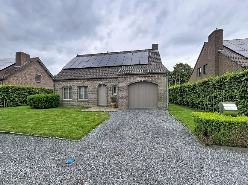 In het pittoreske Aldeneik vind je deze knappe woning met 3 slaapkamers terug. De vrijstaande woning is uitgerust met centrale verwarming door middel