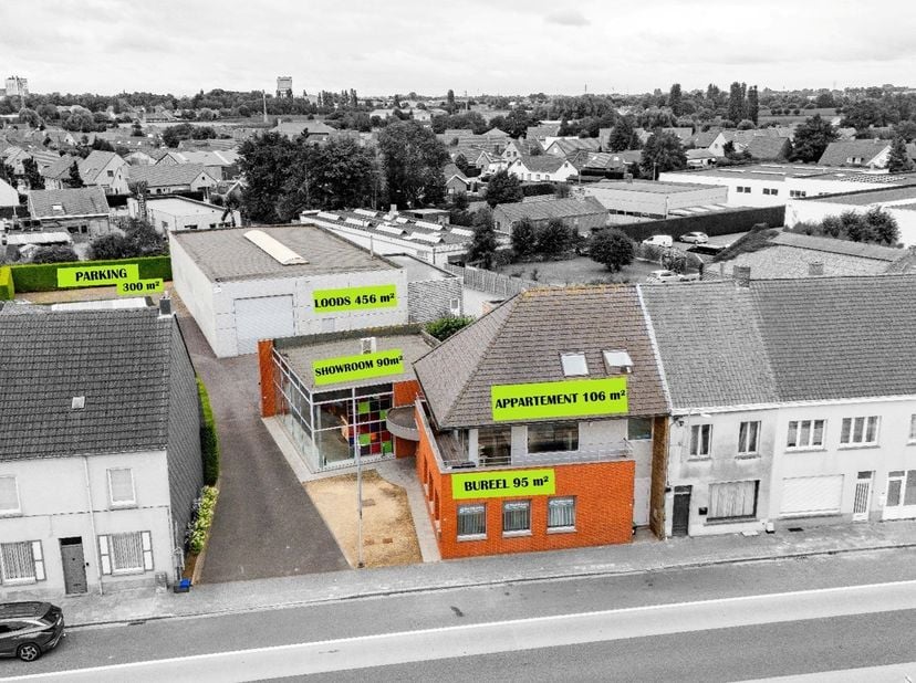 Deze eigendom is gelegen in Oostrozebeke, meer bepaald in de Hoogstraat 71-73. Dankzij de centrale ligging en de uitstekende bereikbaarheid vormt dit