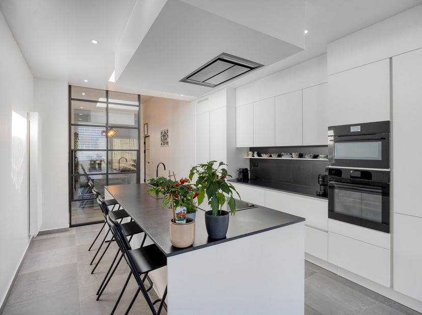 Volledig gerenoveerde woning van kop tot teen, gunstig gelegen nabij het station, met o.a. een bewoonbare oppervlakte van 175 m², 3 slaapkamers en een
