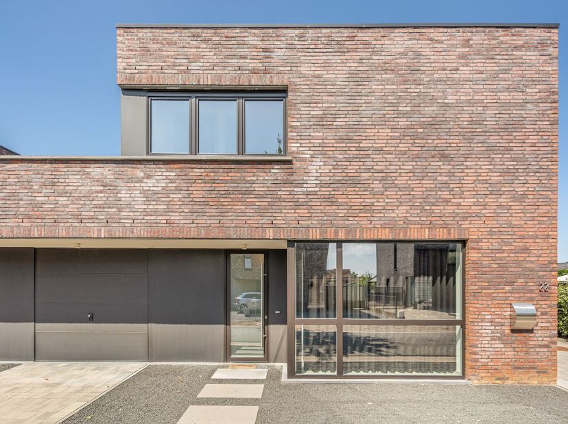 Deze duurzame gezinswonng werd opgetrokken in een strakke architectuur en combineert comfort, stijl en duurzaamheid. <br />
Met een energielabel A en
