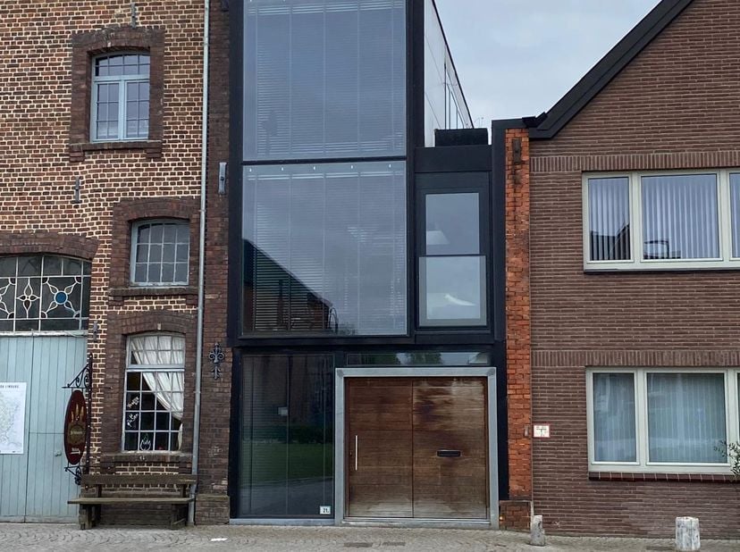 Moderne rijwoning in het mooie centrum van Ulbeek. <br />
Gelijkvloers: inkomhal + eetruimte + keuken + berging + gastentoilet<br />
Verdiep +1: woonr
