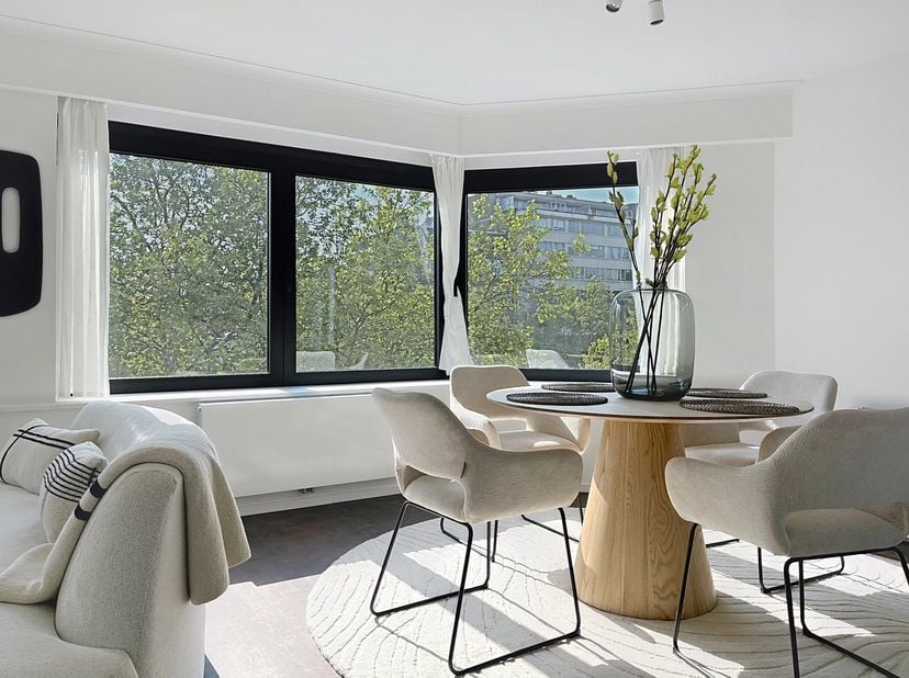 Ontdek dit pas gerenoveerde appartement op slechts een paar minuten van de NAVO en Montgommery.<br />
De woonkamer, met volledig uitgeruste open keuke
