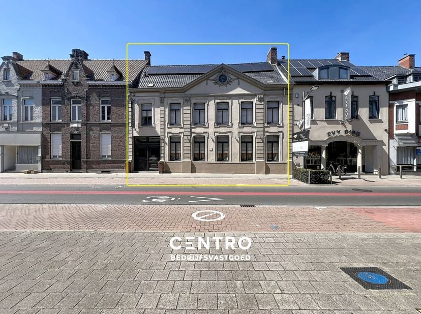 Benaderende OPPERVLAKTEN:<br />
Constructie - bewoonbare oppervlakten<br />
Herenhuis: 348 m²<br />
<br />
Grondoppervlakte<br />
Totale grondoppervla