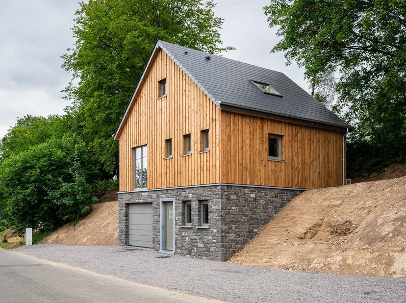 Chalet 4 Façades – 3 Salles de Douche – 5575 Bourseigne-Vielle<br />
<br />
Situé dans un village Ardennais de +/- 100 Habitants. Nouveau chalet dans