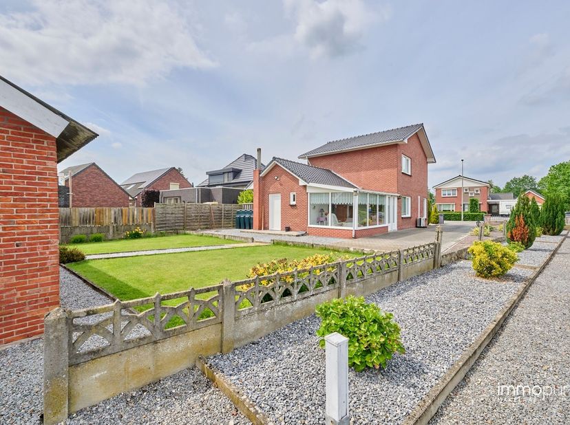 In de Fabrieksstraat te Hamont, op enkele voetstappen van de Nederlandse grens, bevindt zich deze degelijk gebouwde vrijstaande woning op een perceel