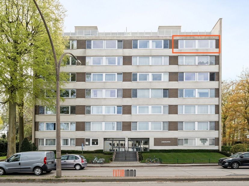 Rustgevend, lichtrijk, vlotte bereikbaarheid, conciërge aanwezig in het gebouw, winkels / beenhouwerij / bakker / ..., dit alles in de nabije omgeving