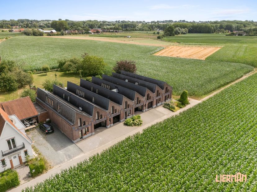 Waar historische architectuur en hedendaagse luxe elkaar ontmoeten, vindt u deze uitzonderlijke loftwoning in de voormalige Bonneterie Van Bever in he