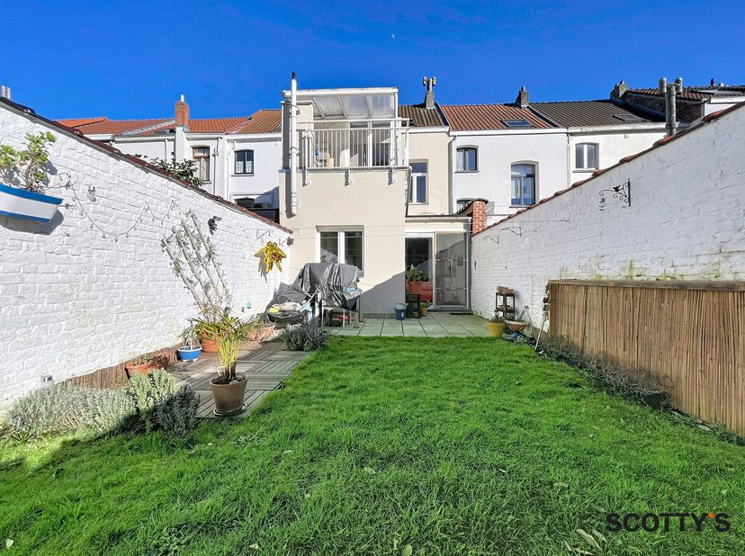 Lichtrijke woning, ideaal gelegen in een wijk met alle voorzieningen (winkels, openbaar vervoer en scholen), terwijl men ook geniet van de rust van ee