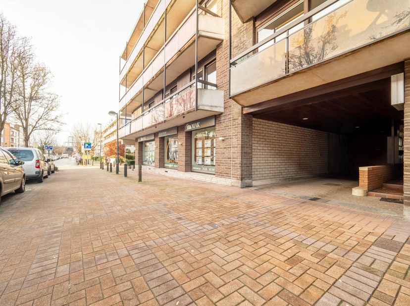 STOKKEL: 100 meters van het Dumonplein en de metro Stokkel, overdekte parkeerplaats met beveiligde toegang via een elektrische sectionaaldeur.