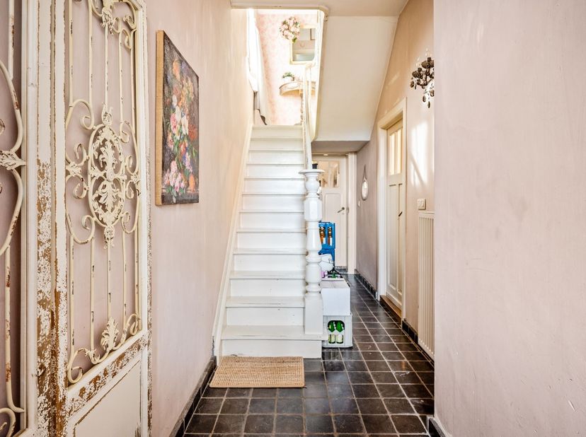 Karaktervolle woning met handelsruimte en tal van mogelijkheden<br />
<br />
Oorspronkelijk werden hier rond 1930 twee naast elkaar gelegen woningen