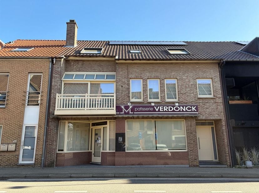 In het centrum van Beringen, op een topligging, vind je deze uitzonderlijk ruime en instapklare eigendom waar wonen en ondernemen perfect gecombineerd