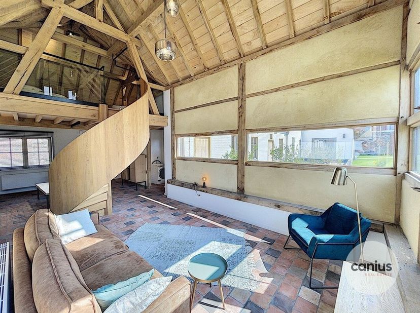 TIJDLOZE WONING IN HARTJE SINT-TRUIDEN<br />
Aan de stadsrand van Sint-Truiden, treffen wij op het Begijnhof deze unieke woning aan gelegen op een uit