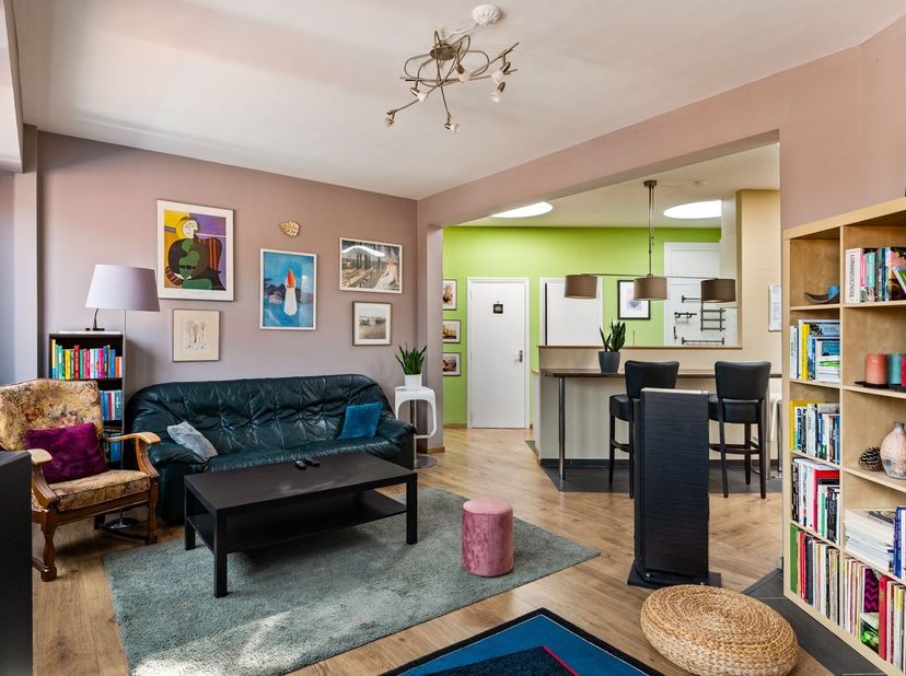 Goed onderhouden appartement met 2 slaapkamers<br />
<br />
Locatie:<br />
Het appartement is gunstig gelegen nabij winkels, scholen en sportfacili